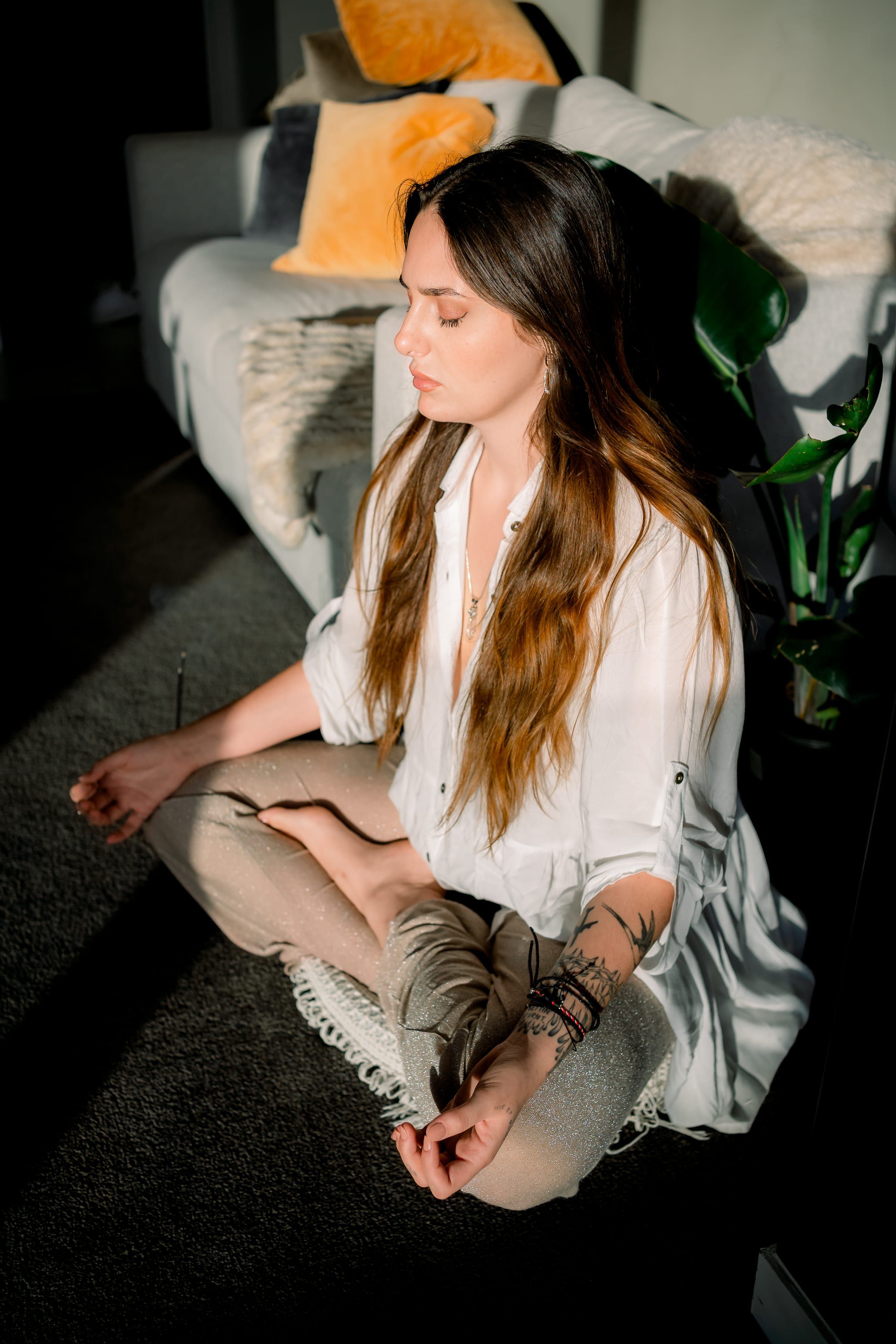 Raffaela in meditazione, seduta a terra