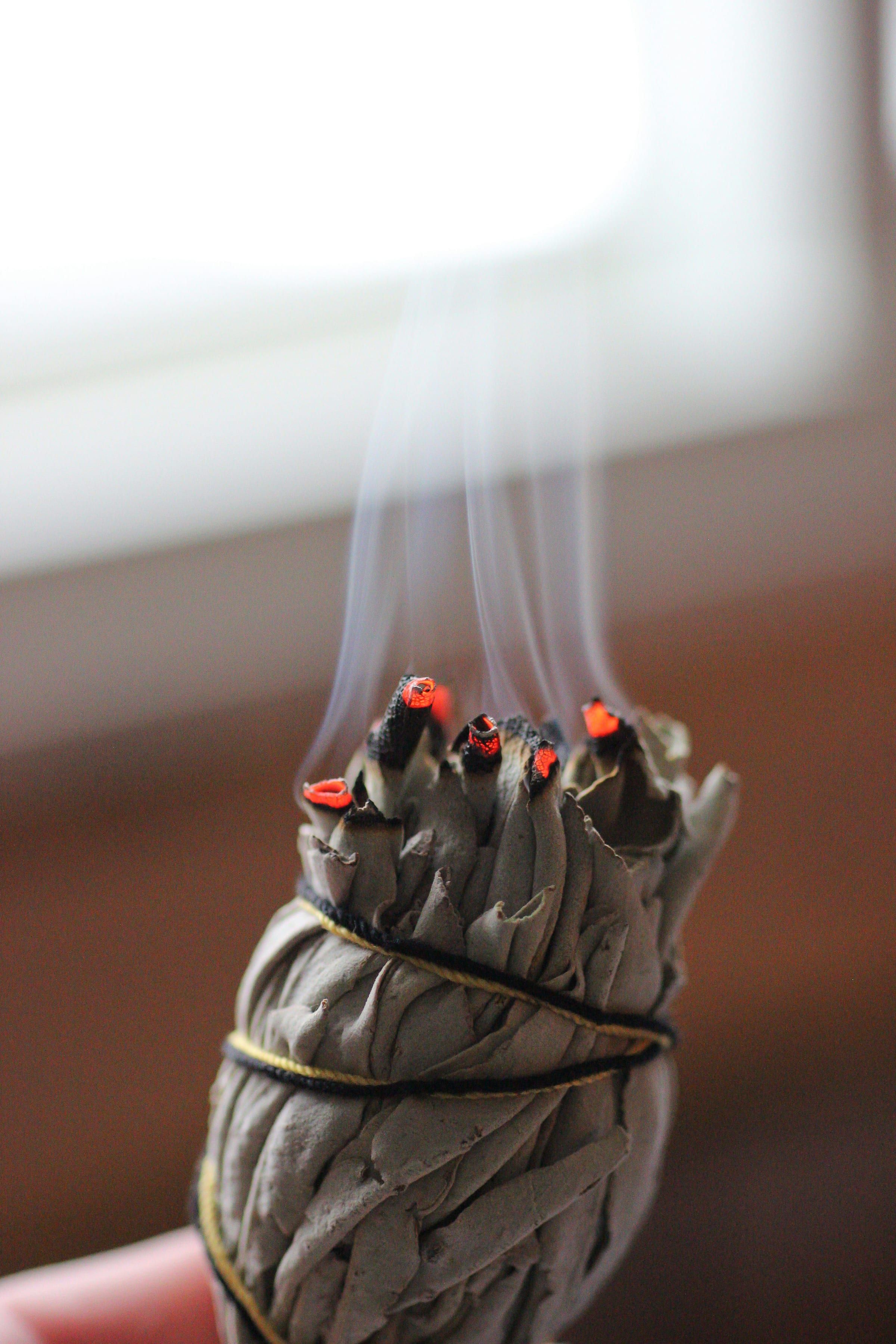 Fumo di salvia in un rituale